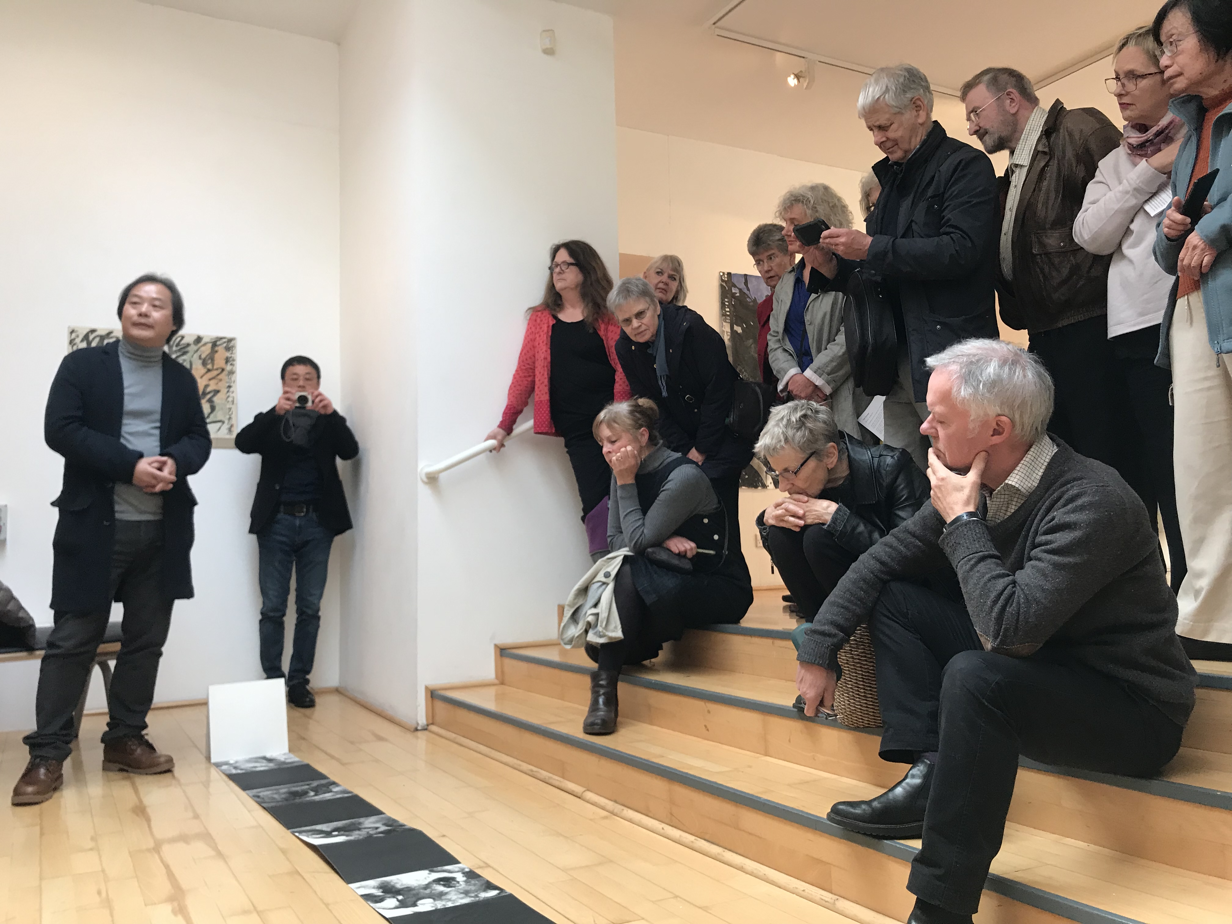 《Paper Exchange 》展览现场，与英国艺术家分享《遁lll 》创作体会（英国威尔士加迪夫）2019年 