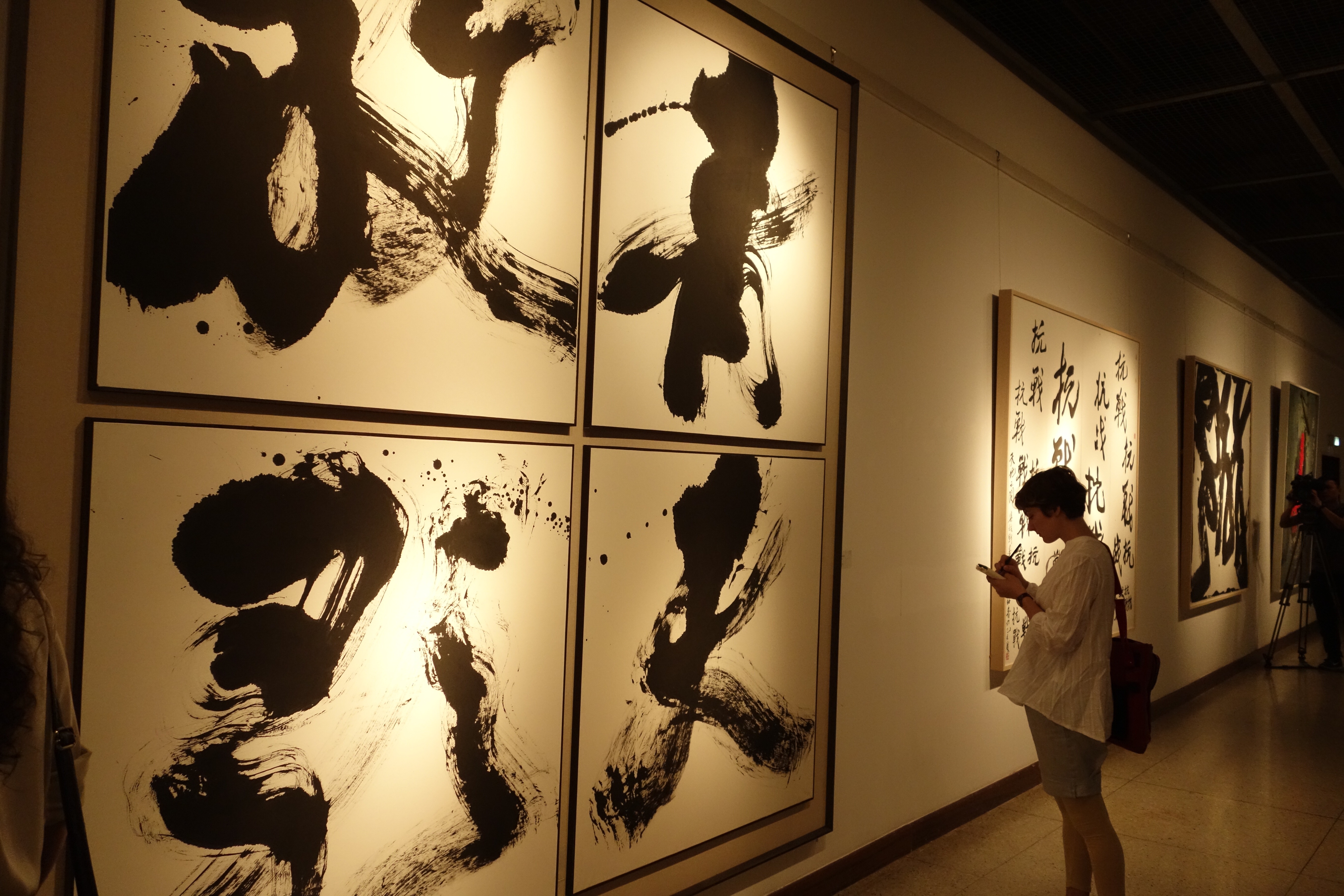 《青天放歌》（纸本水墨书法 200 x 200 cm ）第三届《杭州国际现代书法艺术展》中国美术学院美术馆展出现场 2015年