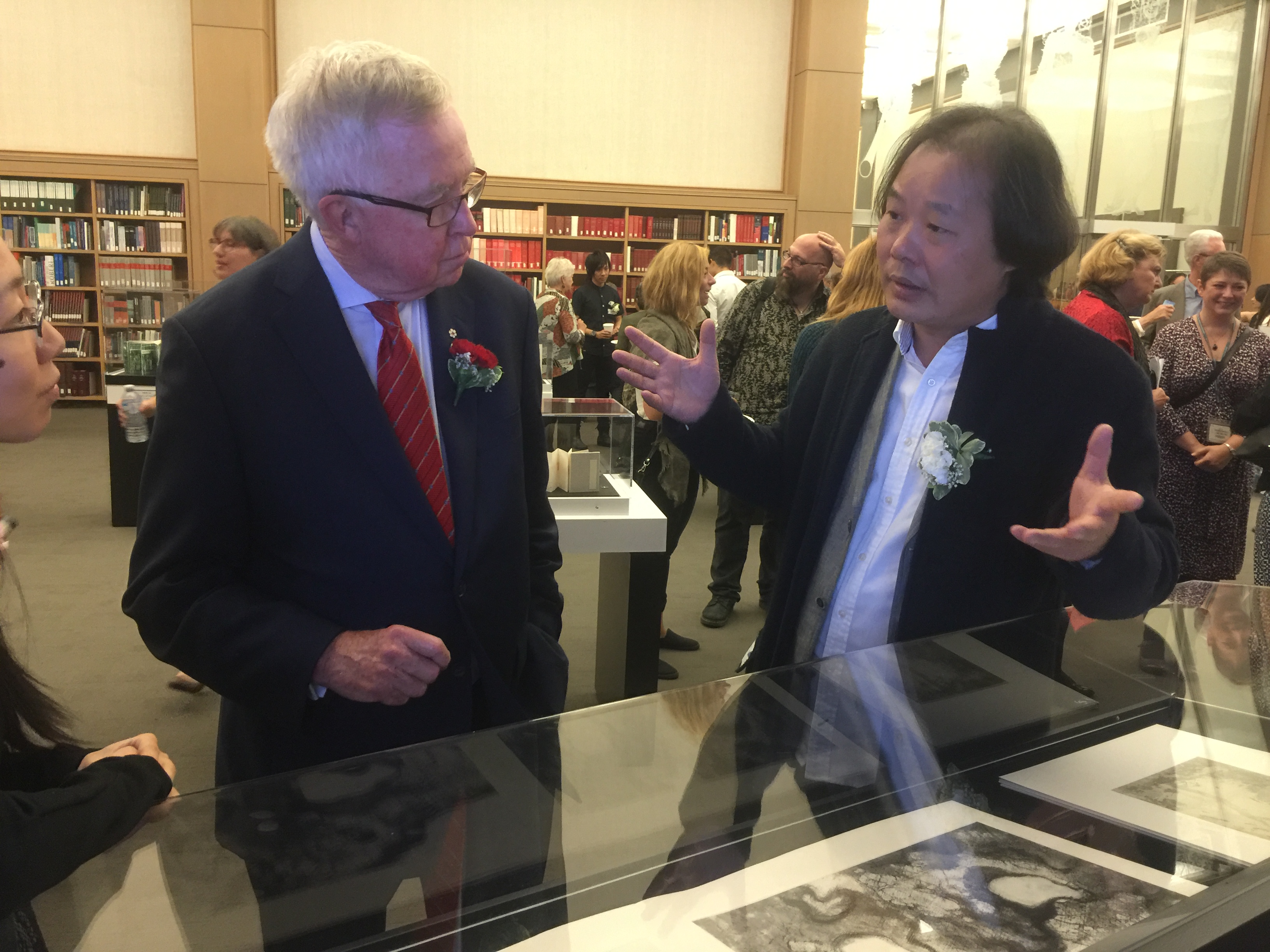 与加拿大前总理Joe Clark先生交流并介绍作品《遁l 》（渥太华加拿大国家图书馆展览现场）2016年